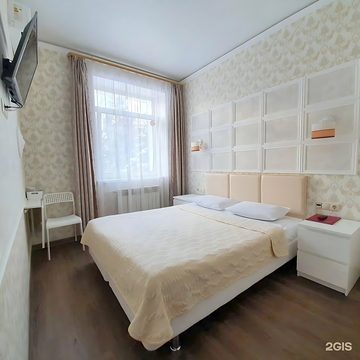 Номер мини-отеля «Гусарский» с двуспальной кроватью